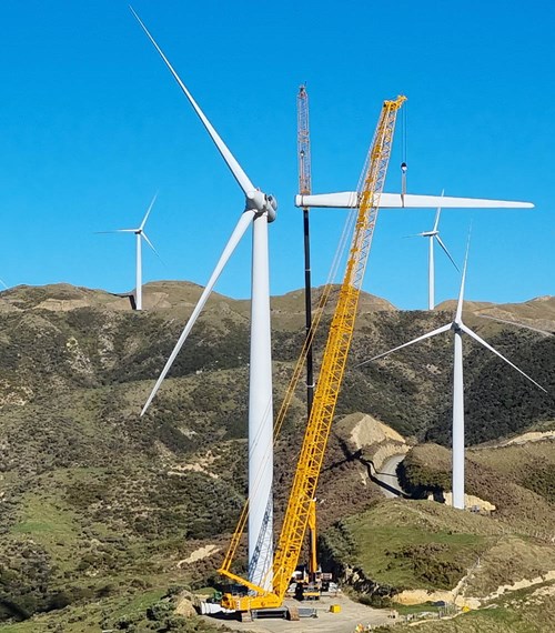 Liebherr LR1500 and Liebherr LTM1350 changing turbine blades